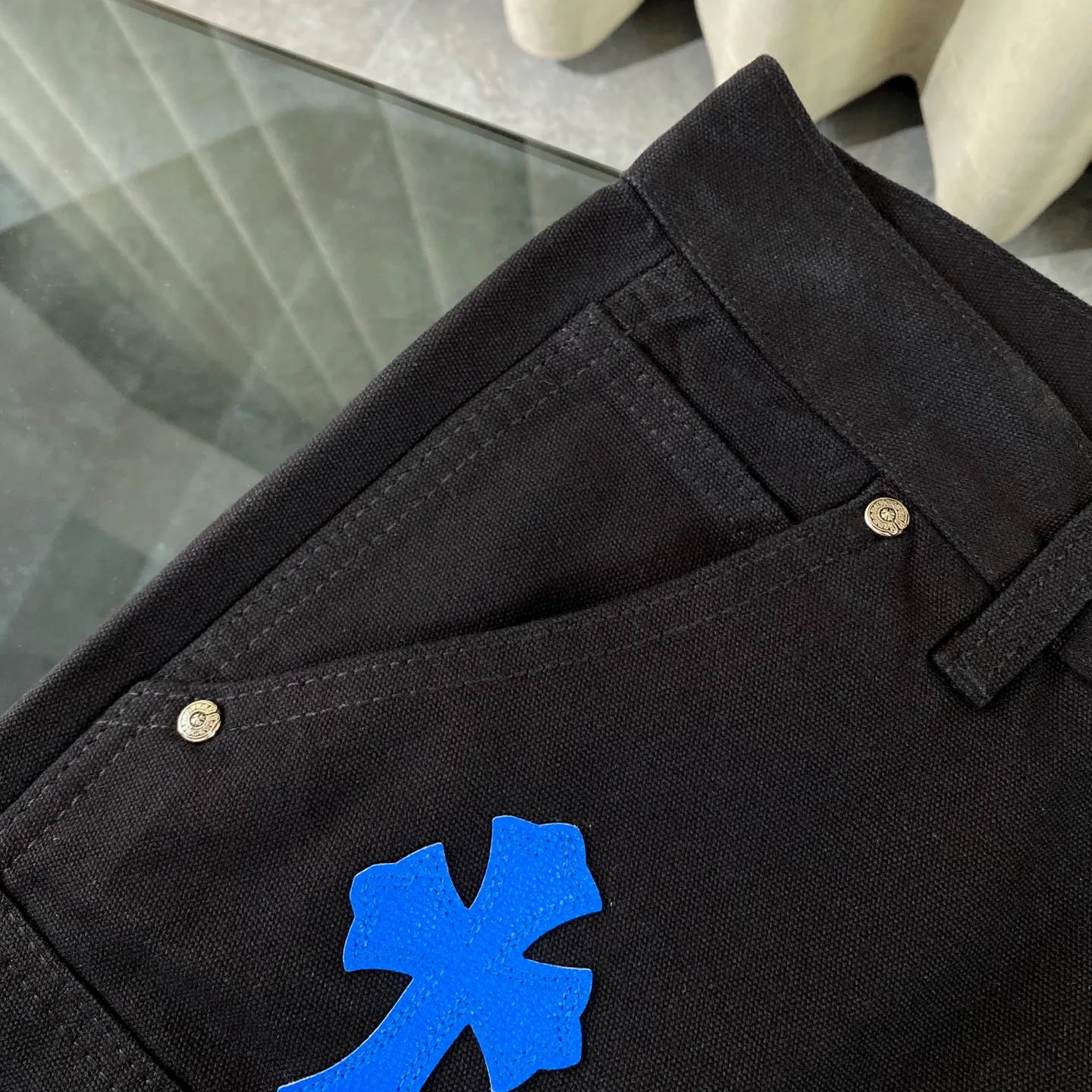 P270 CH Chromehearts family and friends limited edition leopard print blue cross patchwork leather black work jeans logging pants. The counter price is 34W level, patchwork cross pattern embellishment, washed jeans! ! An absolutely high-end luxury product, a 1.9W-level god-level single product, a super popular product, made by top heavy industry, a magic weapon that cannot be missed! [About Zangyin] This is an extremely luxurious fashion brand that can also be called the aristocracy of the high street. It has always been an exclusive brand for some hipsters or rich second generations. Compared with ordinary high streets, it is more luxurious and noble. Compared with luxury brands, it is more fashionable and individual. It has always been a brand that I have a special liking for. [Top heavy industry fashion design] Consistently high-street luxury style. Speaking of this style, the Zangyin family and GU family are definitely the leading representative brands. Especially the Zangyin family has really achieved a state-of-the-art effect in creating high-street style. The unique washed material is used to create this style. The color system is already quite eye-catching. After it is decorated with patchwork cross flowers, it cleverly highlights the charm of the brand. Secondly, this style uses classic The high-waist cutting design highlights the long legs and fashionable temperament of the upper body. The brand is highly recognizable and the slim fit configuration is more suitable for daily wear. It is a product that interprets personality, fashion, and specifications at a glance. This single product is enough to make any fan excited. It can be a white T-shirt for a youthful college style, or a tight suspender for a royal style. It has strong matching ability and can be easily controlled by men.  [Materials and craftsmanship] Needless to say, this point goes without saying. As an excellent craftsman brand, Zangyin’s requirements for details and craftsmanship are really perfect. The washed color of this model has gone through so many processes, not to mention the embellishment of denim appliques. It is also purely hand-made and sewn. Just like what they believe in, only hand-made things have soul and have the meaning of wear. A top-notch heavy-duty fashionable denim item, I look forward to your perfect interpretation! !  Color: Black Size: 28-36